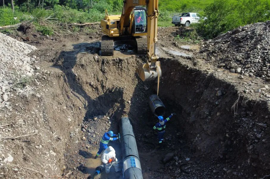 93324-aguas-del-norte-trabaja-en-la-reparacion-de-un-tramo-del-acueducto-norte