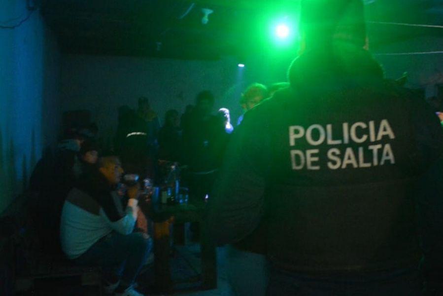 938-la-policia-de-salta-clausuro-esta-madrugada-30-fiestas-clandestinas-en-la-provincia