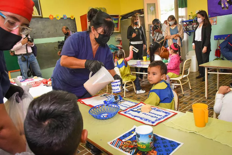 2219-comenzo-la-entrega-de-la-copa-de-leche-en-las-escuelas