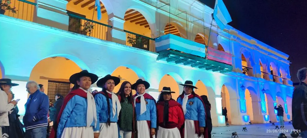 turistas-cabildo-celeste-y-blanco-2-1024x461