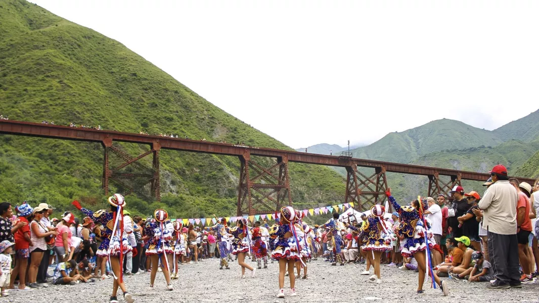 106168-carnaval-en-el-viaducto-el-toro-tradicion-cultura-y-paisaje-en-la-quebrada-del-toro