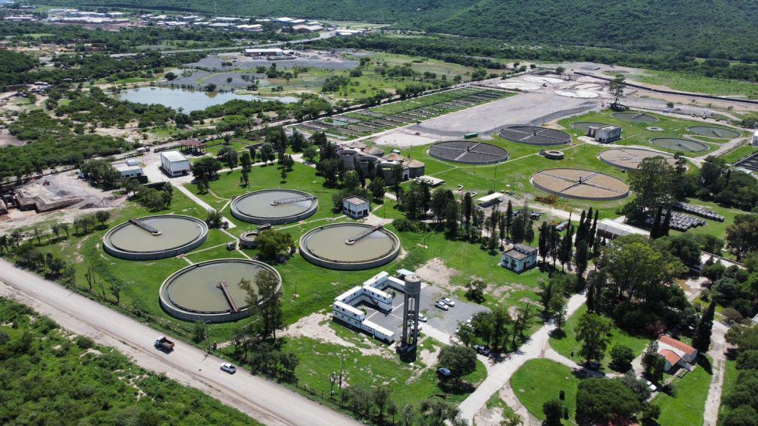 2553-planta-depuradora-sur-el-gobernador-y-el-representante-del-bid-recorrieron-la-obra