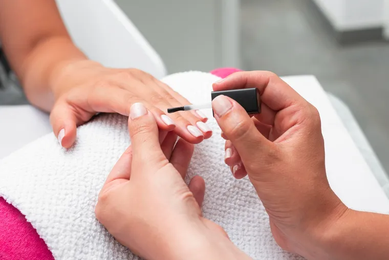 conoce-los-riesgos-la-manicura-no-danar-tus-manos-foto-pexels