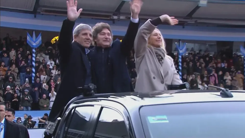 javier-milei-entro-a-la-expo-rural-2025-acompanado-de-su-hermana-karina-y-luis-caputo-foto-captura-tn-A55NYHAPYNF2JDSXQZAMXX6O7M