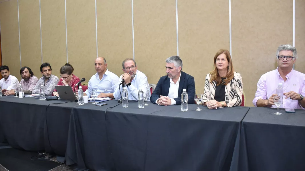 20484-gobierno-y-gremios-abrieron-una-instancia-de-revision-paritaria-20251107204028 (1)