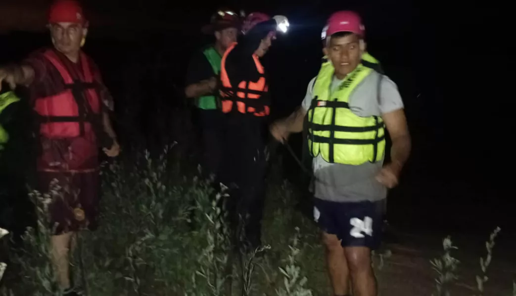 21422-el-carril-rescataron-a-dos-pescadores-en-el-rio-de-las-garzas
