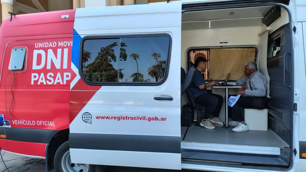 20153-el-movil-del-registro-civil-llega-a-los-barrios-el-milagro-20-de-febrero-y-san-benito