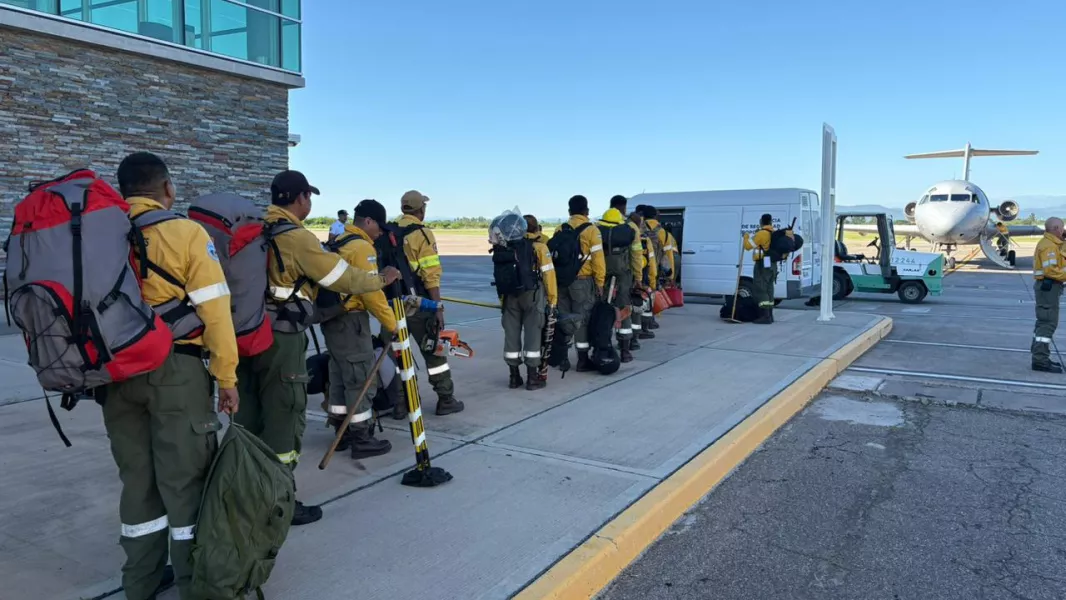 10458-salta-envio-refuerzos-para-combatir-los-incendios-forestales-en-el-parque-nacional-nahuel-huapi