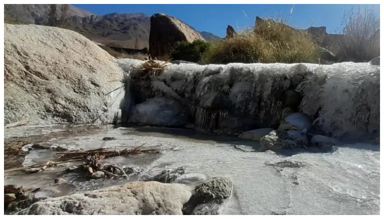 río congelado
