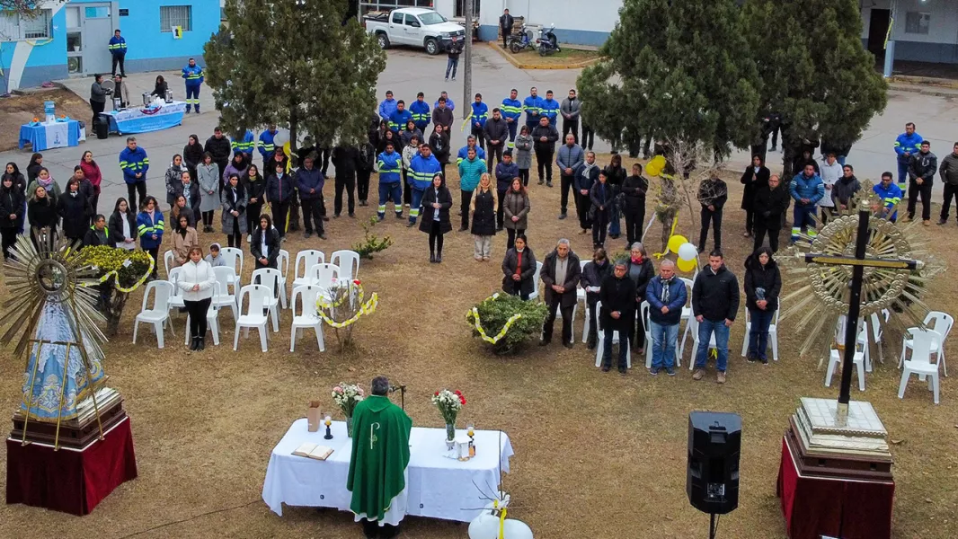 102920-las-imagenes-peregrinas-del-senior-y-la-virgen-del-milagro-visitaron-instalaciones-de-aguas-del-norte