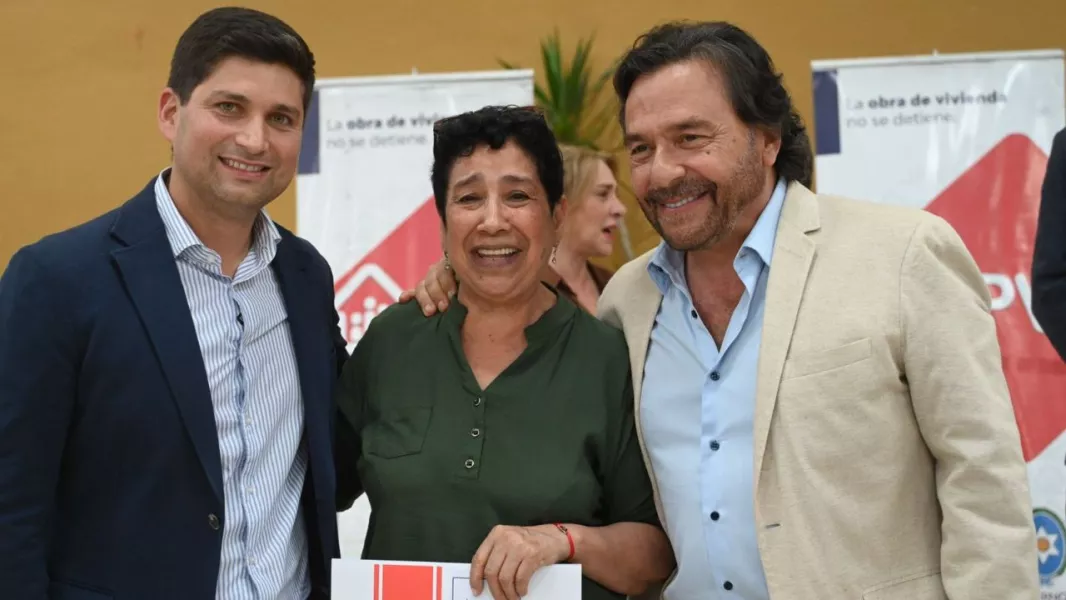 104156-el-gobernador-entrego-158-escrituras-en-oran-y-ya-son-1800-titulos-de-propiedad-durante-este-anio-en-la-provincia