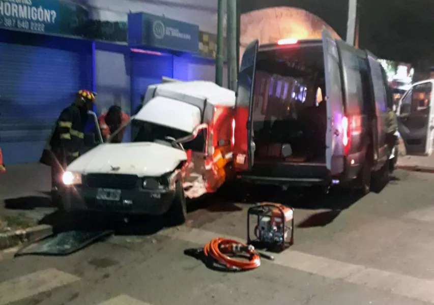 72676-un-conductor-borracho-choco-contra-un-movil-del-gopar-dos-policias-fueron-trasladados-en-codigo-rojo